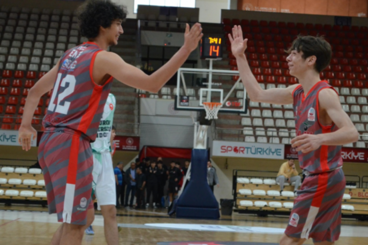 Gemlikli Y&uuml;cel &Ccedil;ağın'dan Triple double