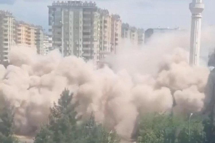 Diyarbakır'da hasarlı 12 katlı bina, yıkım sırasında çöktü