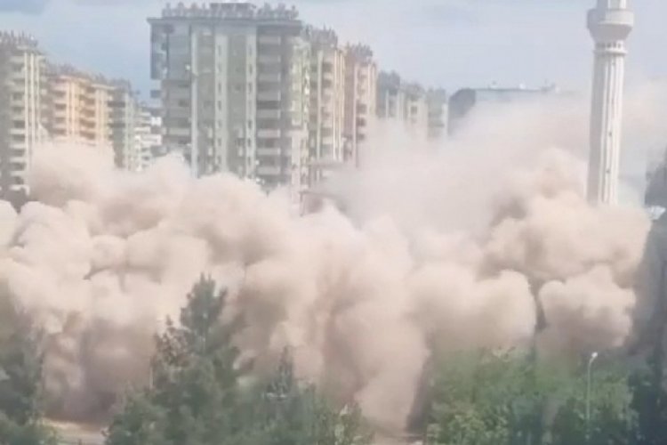 Diyarbakır'da hasarlı 12 katlı bina, yıkım sırasında &ccedil;&ouml;kt&uuml;