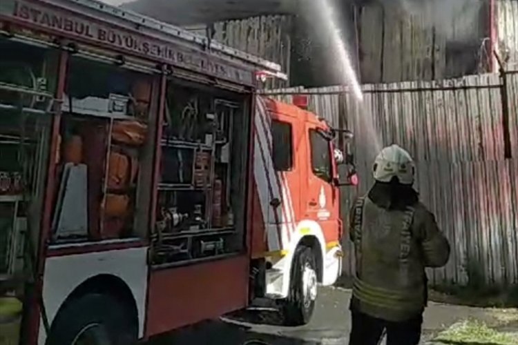 İstanbul'da inşaat şantiyesindeki konteynerlerde yangın çıktı