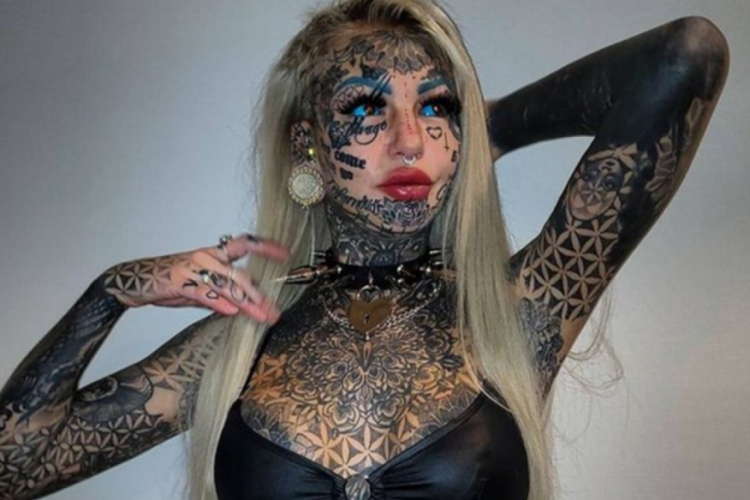 D&ouml;vme modeli Amber Luke, yeniden g&ouml;zbebeklerine d&ouml;vme yaptıracak
