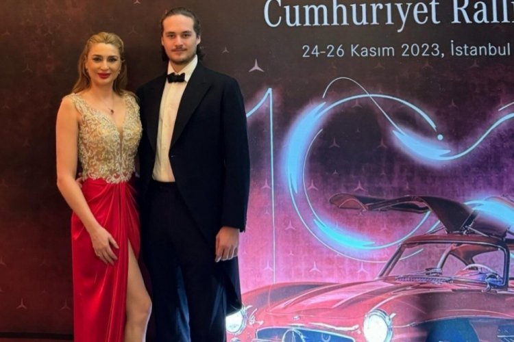 Bilge &Ouml;zt&uuml;rk, 22 yaş k&uuml;&ccedil;&uuml;k sevgilisiyle dudak dudağa poz verdi