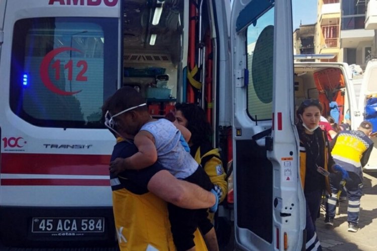 Manisa'da 3 katlı apartmanda yangın: 2'si &ccedil;ocuk 6 yaralı
