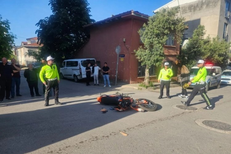 Bursa'da minibüse çarpan motosiklet sürücüsü yaralandı