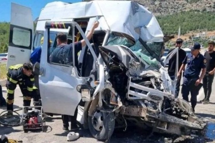Mersin'de otobüse çarpan minibüsteki 1 kişi öldü, 2 kişi yaralandı