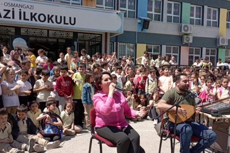 Bursa'da Gazi İlkokulu t&uuml;rk&uuml;lerle coştu