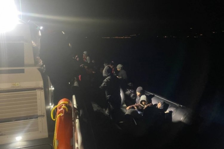 Çanakkale'de lastik bot içinde sürüklenen 32 kaçak göçmen kurtarıldı