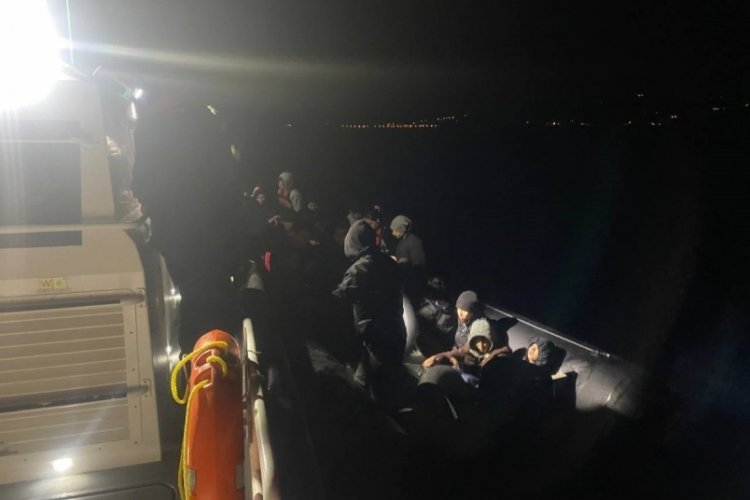 &Ccedil;anakkale'de lastik bot i&ccedil;inde s&uuml;r&uuml;klenen 32 ka&ccedil;ak g&ouml;&ccedil;men kurtarıldı