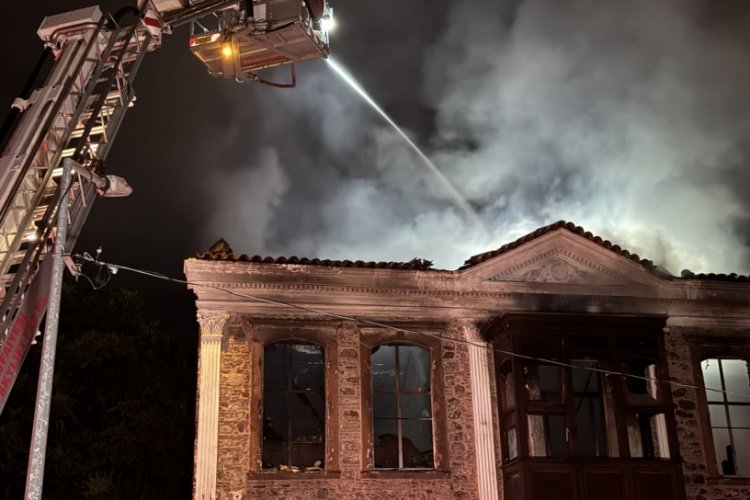 İzmir'de tarihi binada yangın &ccedil;ıktı!