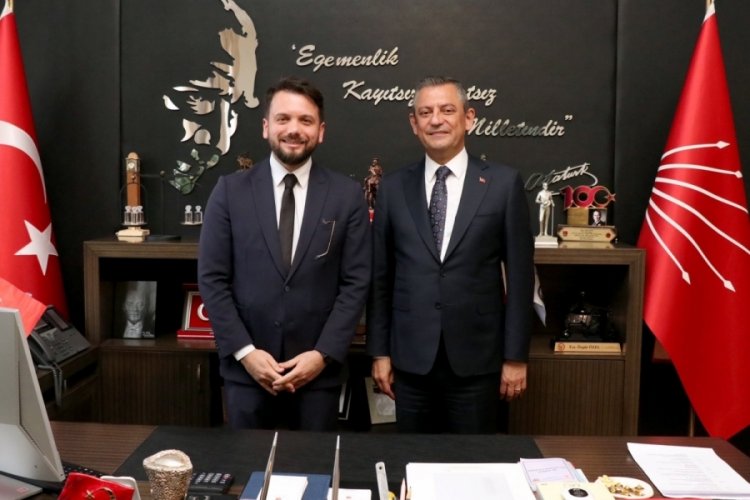 &Ouml;zg&uuml;r &Ouml;zel'den tartışma yaratan g&ouml;r&uuml;şme