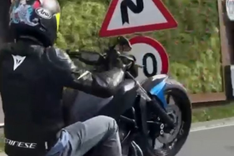 Bursa'da motosikletlinin tehlikeli yolculuğu!