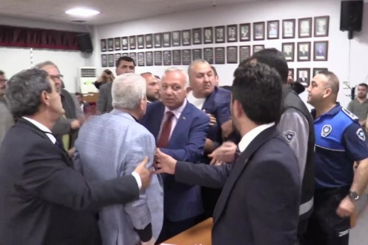 Balıkesir'de Bandırma Belediye Meclisi'nde gerginlik! Canlı yayını kestiler