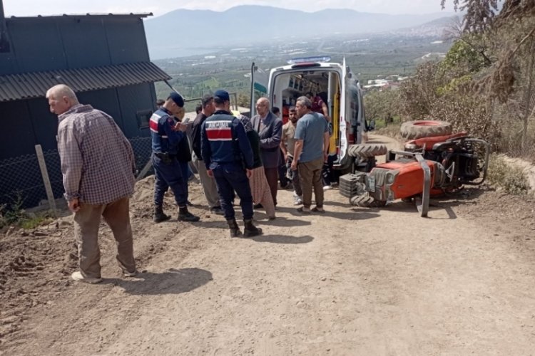 Bursa'da yokuş aşağı kontrolden &ccedil;ıkan trakt&ouml;r devrildi