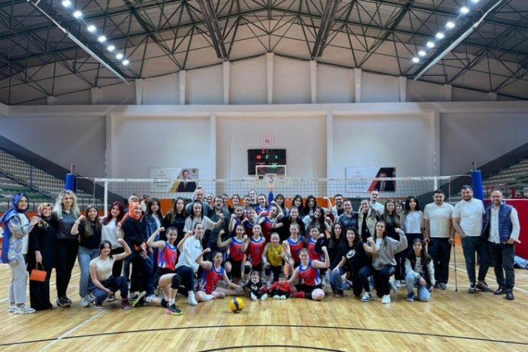 Bursa'da Osmaniye Spordan voleybolda b&uuml;y&uuml;k atak