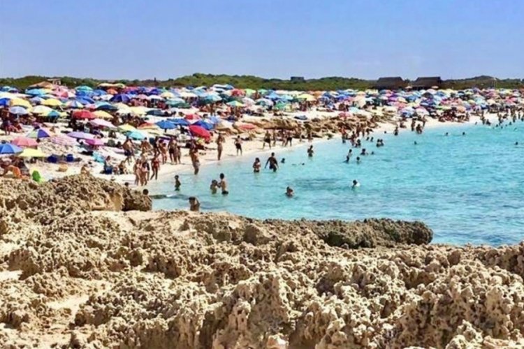 Bu kasaba plajda &ccedil;ıplak nik&acirc;hlara izin veriyor