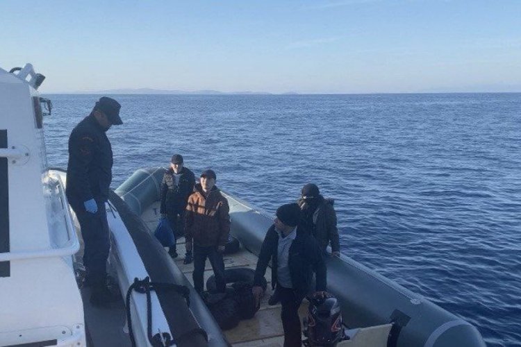 Çanakkale'de arızalanan bottaki 4 kaçak göçmen kurtarıldı