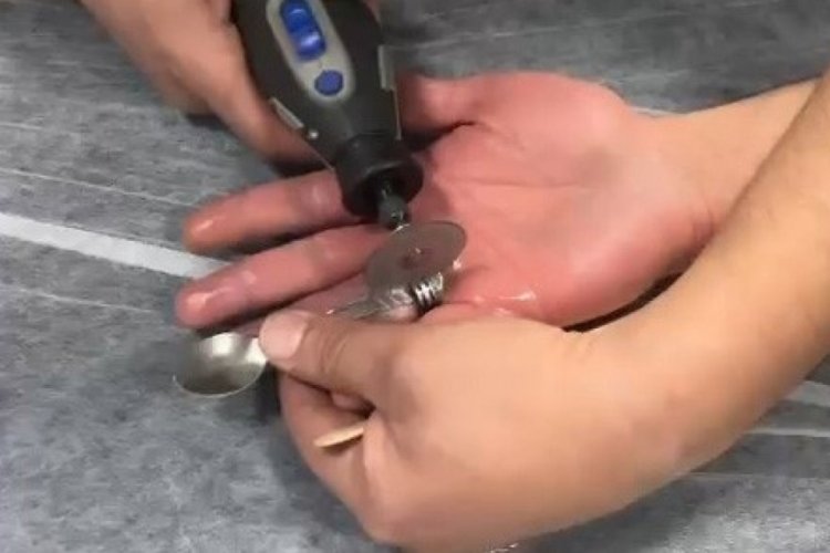 Karab&uuml;k'te parmağına sıkışan y&uuml;z&uuml;k, itfaiye ekipleri tarafından kesilerek &ccedil;ıkarıldı