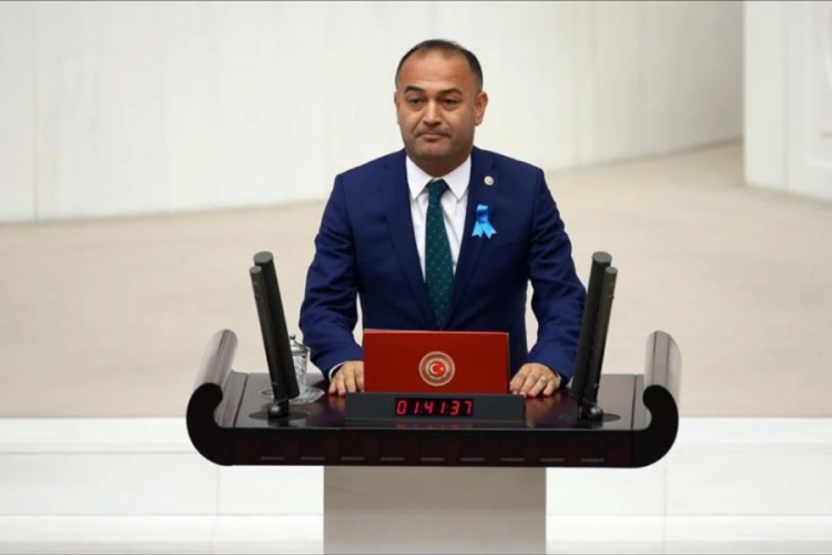 CHP Genel Başkan Yardımcısı &Ouml;zg&uuml;r Karabart: TC pasaportunu iki paralık ettiniz!