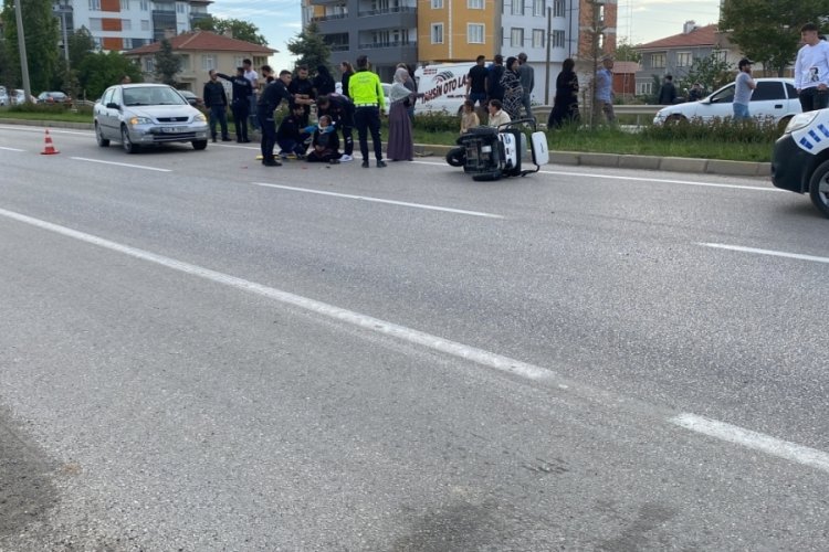 Konya'da &uuml;&ccedil; tekerlekli bisiklet otomobille &ccedil;arpıştı