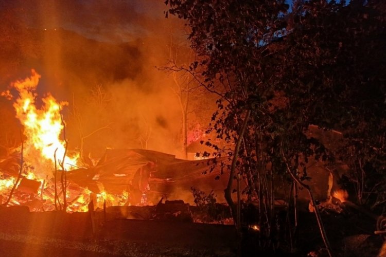 Kastamonu'da çıkan yangında iki ev kullanılamaz hale geldi