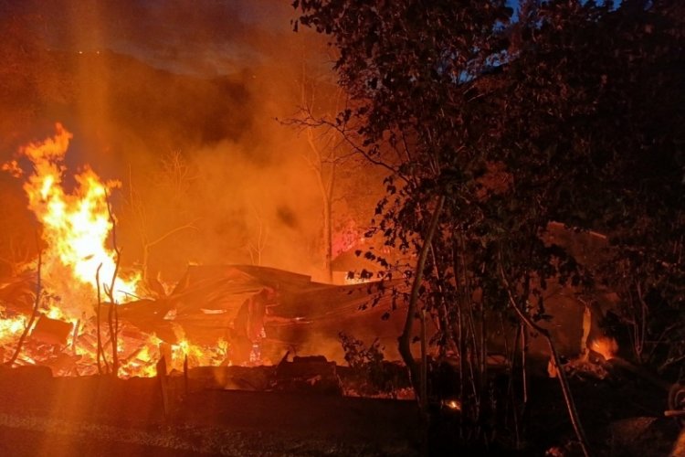 Kastamonu'da &ccedil;ıkan yangında iki ev kullanılamaz hale geldi