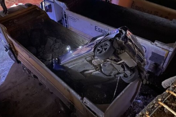 Şanlıurfa'da otomobil hafriyat kamyonun kasasına düştü