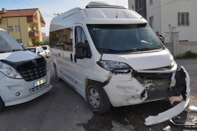 Servis minibüsüyle otomobil çarpıştı: 7 yaralı