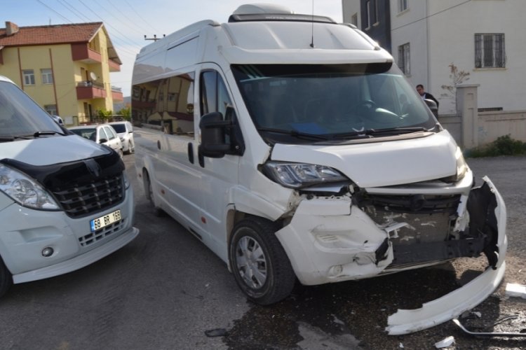 Servis minib&uuml;s&uuml;yle otomobil &ccedil;arpıştı: 7 yaralı