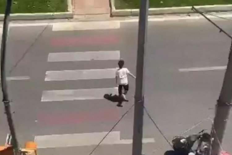 Oğlunun okula gidişini hatıra diye kaydediyordu, &ccedil;ığlıklarla arabanın &ccedil;arptığı anı &ccedil;ekti!