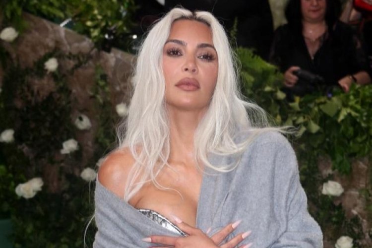 Kim Kardashian'ın incecik beli şoke etti!