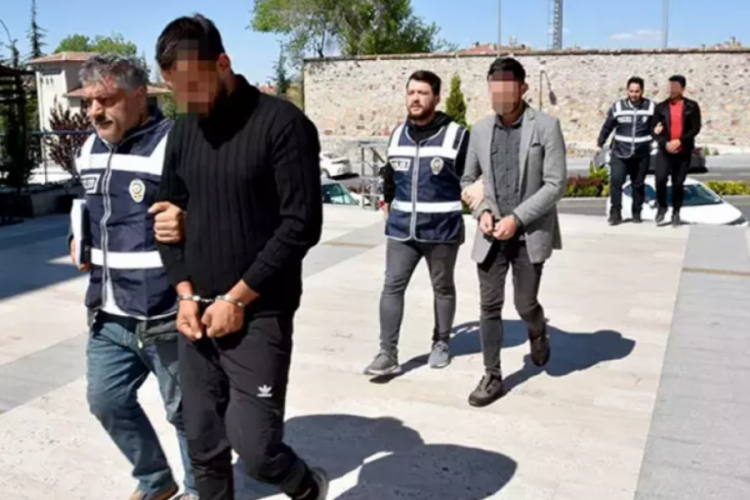Kendilerini polis olarak tanıtıp 12 milyon TL dolandıran 3 ş&uuml;pheli yakalandı