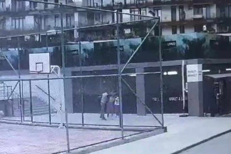 İstanbul'da anne, &ccedil;ocuğunun yanında tekme ve yumruklarla darp edildi