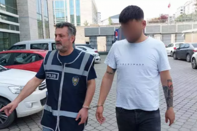 Samsun'da annesine bı&ccedil;ak &ccedil;eken gen&ccedil; tutuklandı