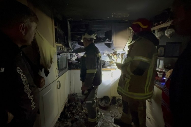 Bursa'da bir evde çıkan yangın itfaiye ekipleri tarafından kontrol altına alındı