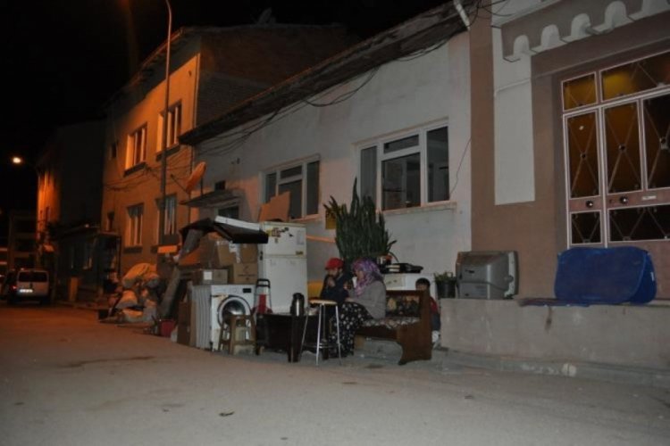 Eskişehir'de tahliye kararıyla evden atılan aile 2 gündür sokakta yaşıyor