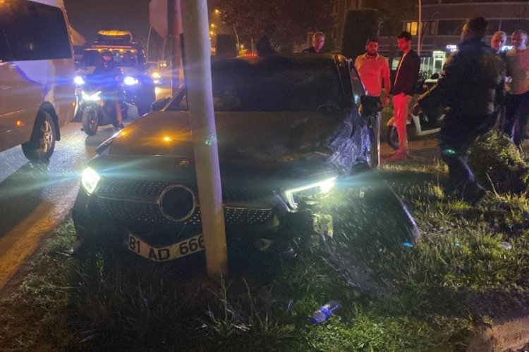 Düzce'de otomobil ile hafifi ticari araç çarpıştı! 3 yaralı