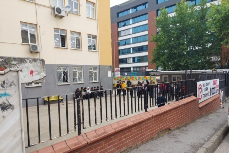 Bursa'da &ouml;ğretmenler işi bıraktı! Veliler destek &ccedil;ıktı