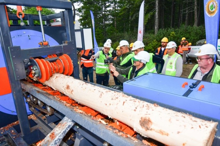 Balıkesir'de orman k&ouml;yl&uuml;lerine kabuk soyma makinası sunuldu