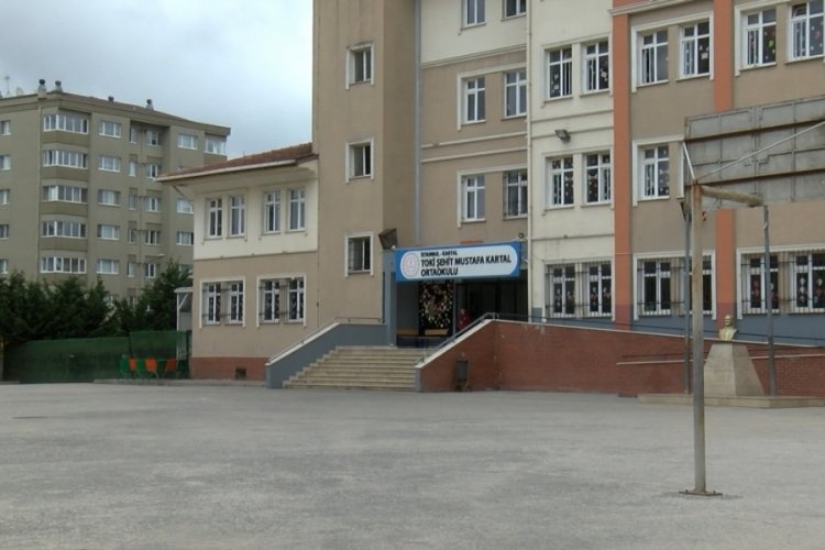 İstanbul'da &ouml;ğretmenler derslere girmedi, okullar boş kaldı