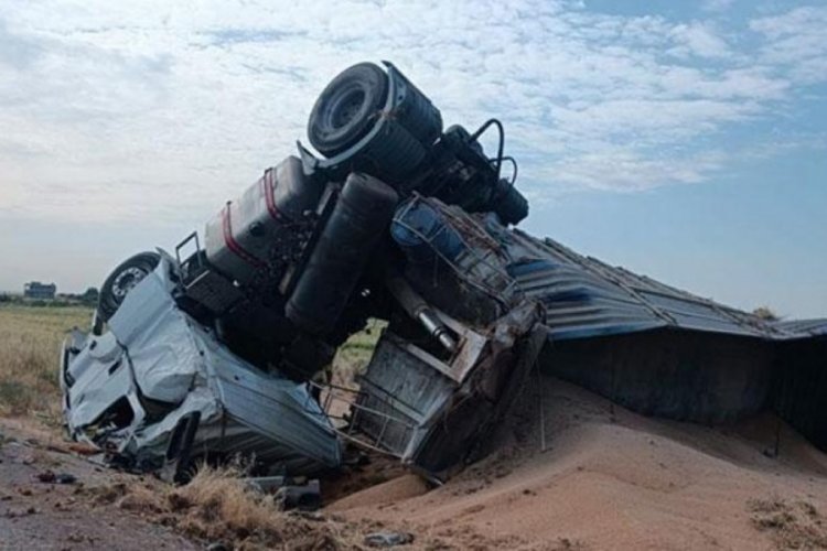 Mardin'de kontrolden &ccedil;ıkan TIR ters d&ouml;nd&uuml;, şof&ouml;r yaralandı