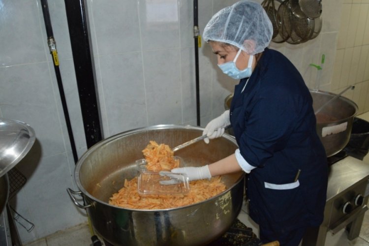 Orhangazi'de 350 kişiye her g&uuml;n sıcak yemek!