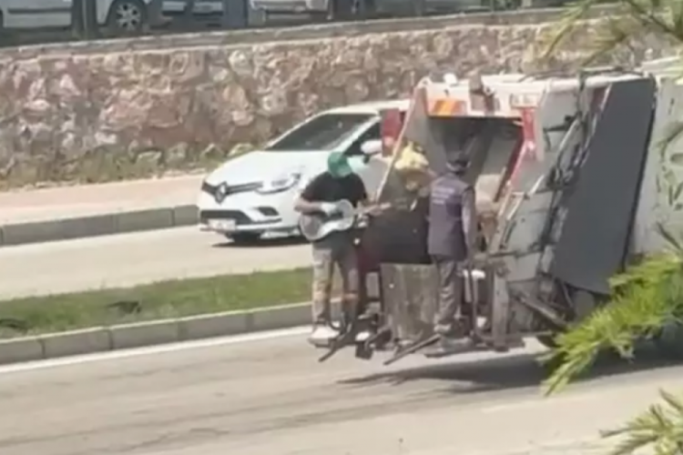 Elazığ'da temizlik personelinden gitar solo