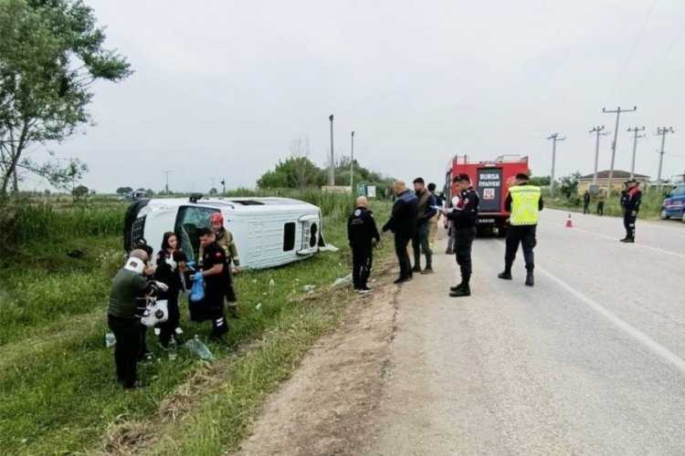 Bursa'da yolcu minibüsü TIR'la çarpıştı! 3 kişi yaralandı