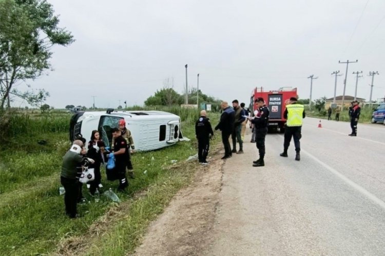 Bursa'da yolcu minib&uuml;s&uuml; TIR'la &ccedil;arpıştı! 3 kişi yaralandı