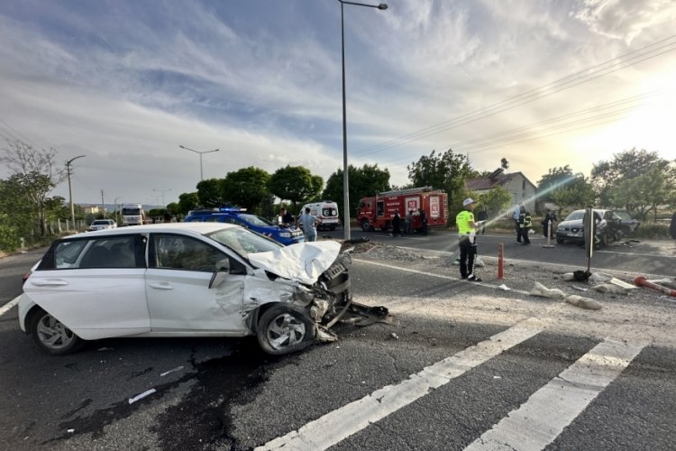 Elazığ'da iki otomobil &ccedil;arpıştı: 7 yaralı