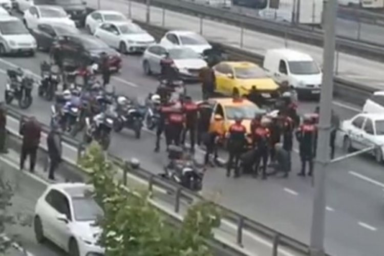 İstanbul'da motosikletli polis ekibi taksiye &ccedil;arptı: 2 polis yaralı