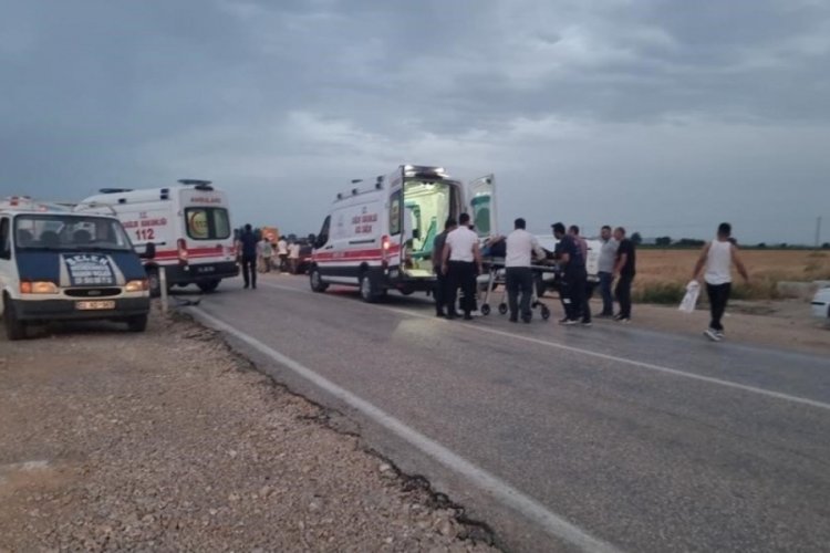Adana'da iki otomobil kafa kafaya &ccedil;arpıştı: 1 &ouml;l&uuml;, 5 yaralı