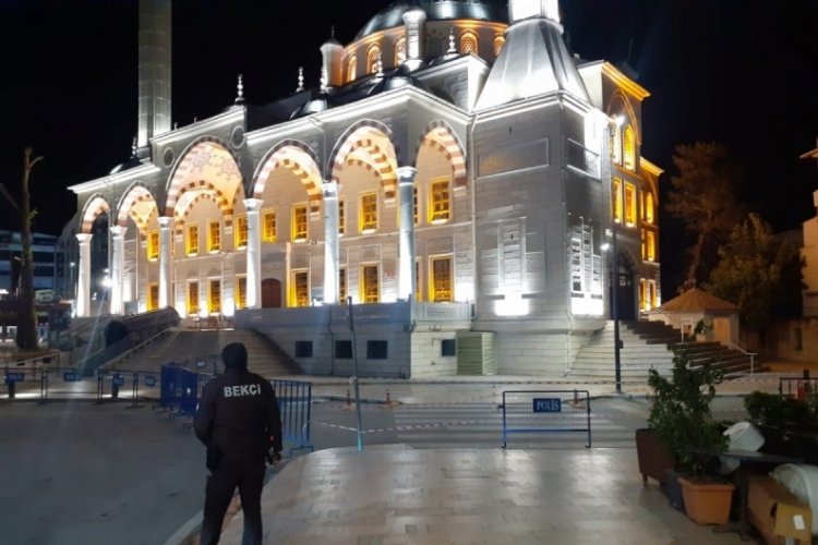 Tekirdağ'da şiddetli r&uuml;zgar caminin kurşunlarını u&ccedil;urdu