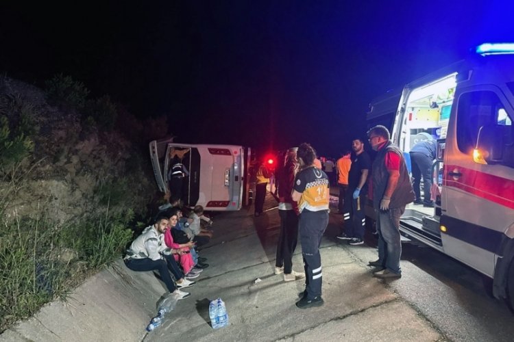 Antalya'da &ouml;ğrencileri taşıyan midib&uuml;s şarampole u&ccedil;tu: 25 yaralı