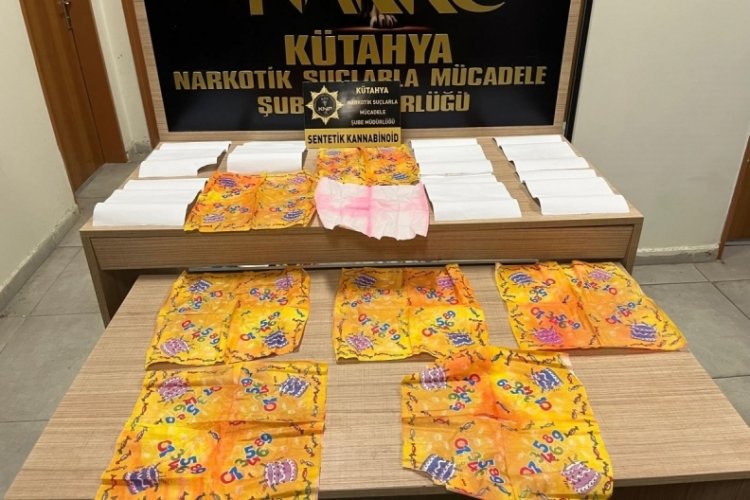 K&uuml;tahya'da uyuşturucu operasyonu! &Ccedil;&ouml;p poşetini gizlemeye &ccedil;alıştılar